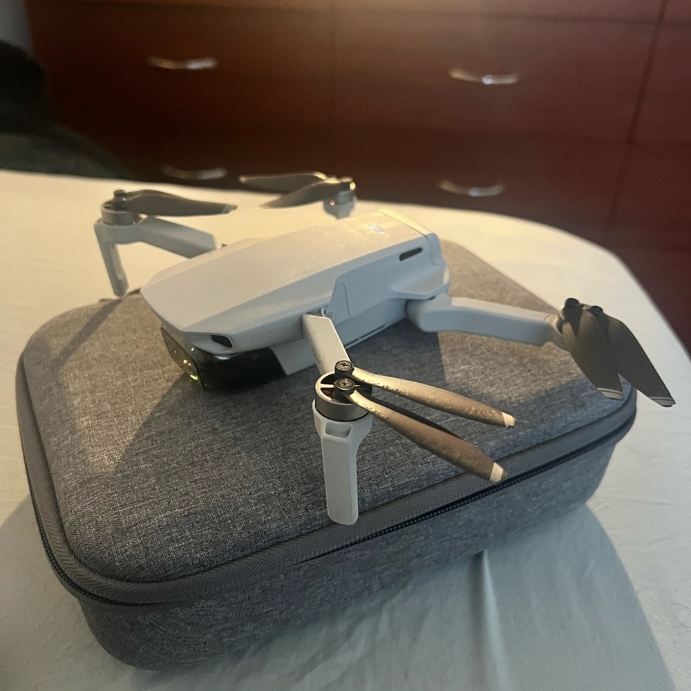 DJI Mavic Mini SE Drone Gray with Remote Control Price Negotiable